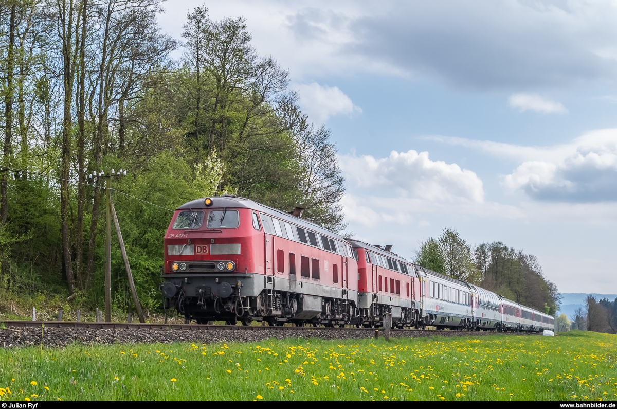 218 428 an der Spitze von EC 195 Zürich - München kurz vor Wangen im Allgäu.