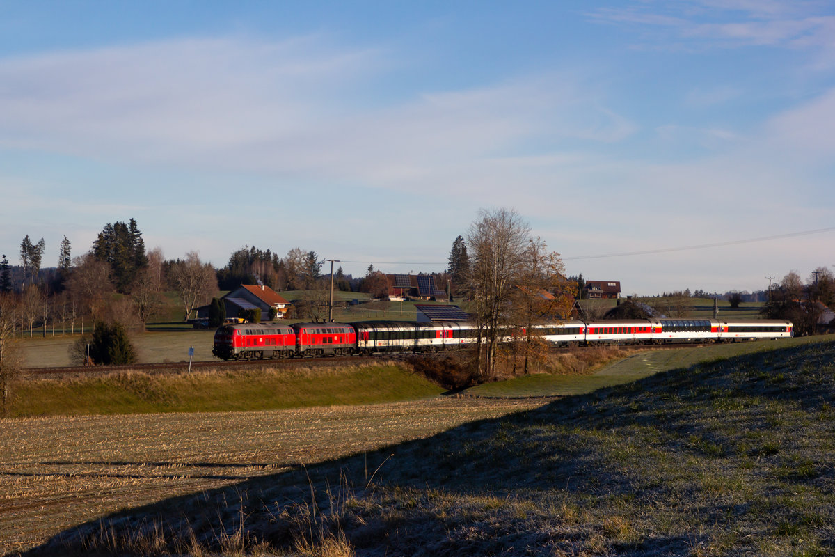 218 428 mit 401 am EuroCity EC 196 bei Riedhirsch. 22.11.20