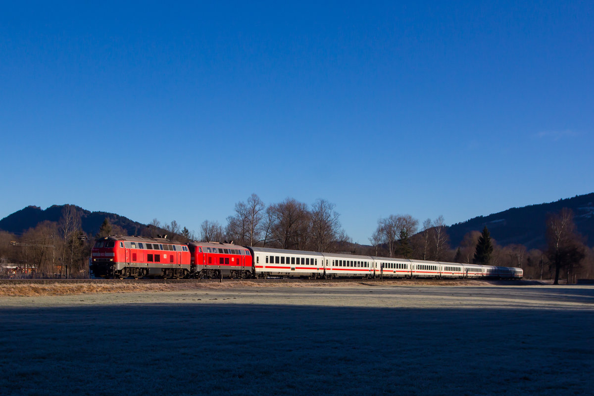 218 429-9 und 218 824 ziehen den IC von Oberstdorf nach Immenstadt. Bei Blaichach. 6.1.20