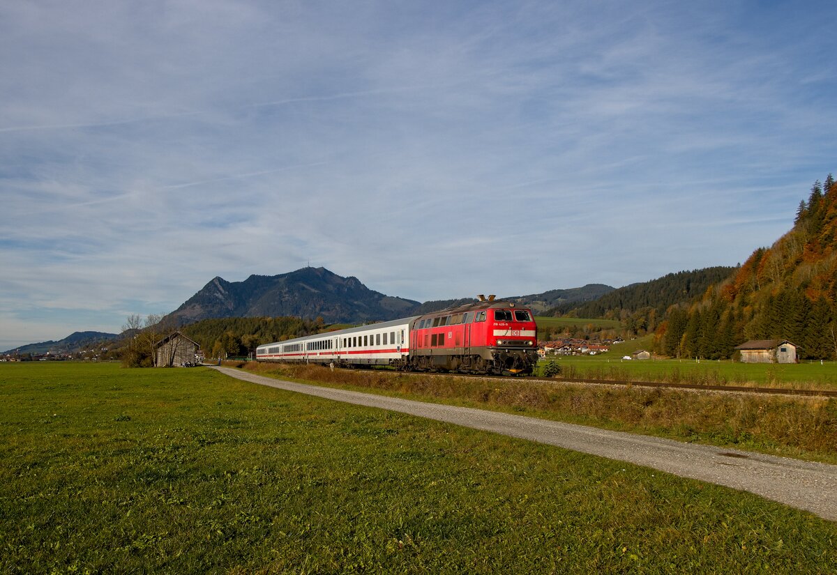 218 429-9 passiert mit dem IC 2085  Allgäu  Altstädten (16.10.2022)