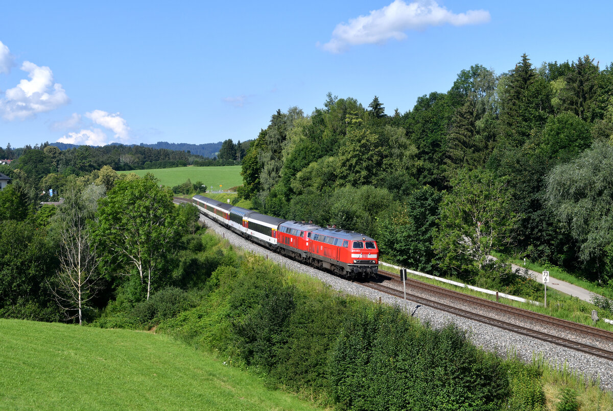 218 430 + 218 428 mit EC 191 (Basel SBB - München Hbf) am 18.07.2020 bei Martinszell