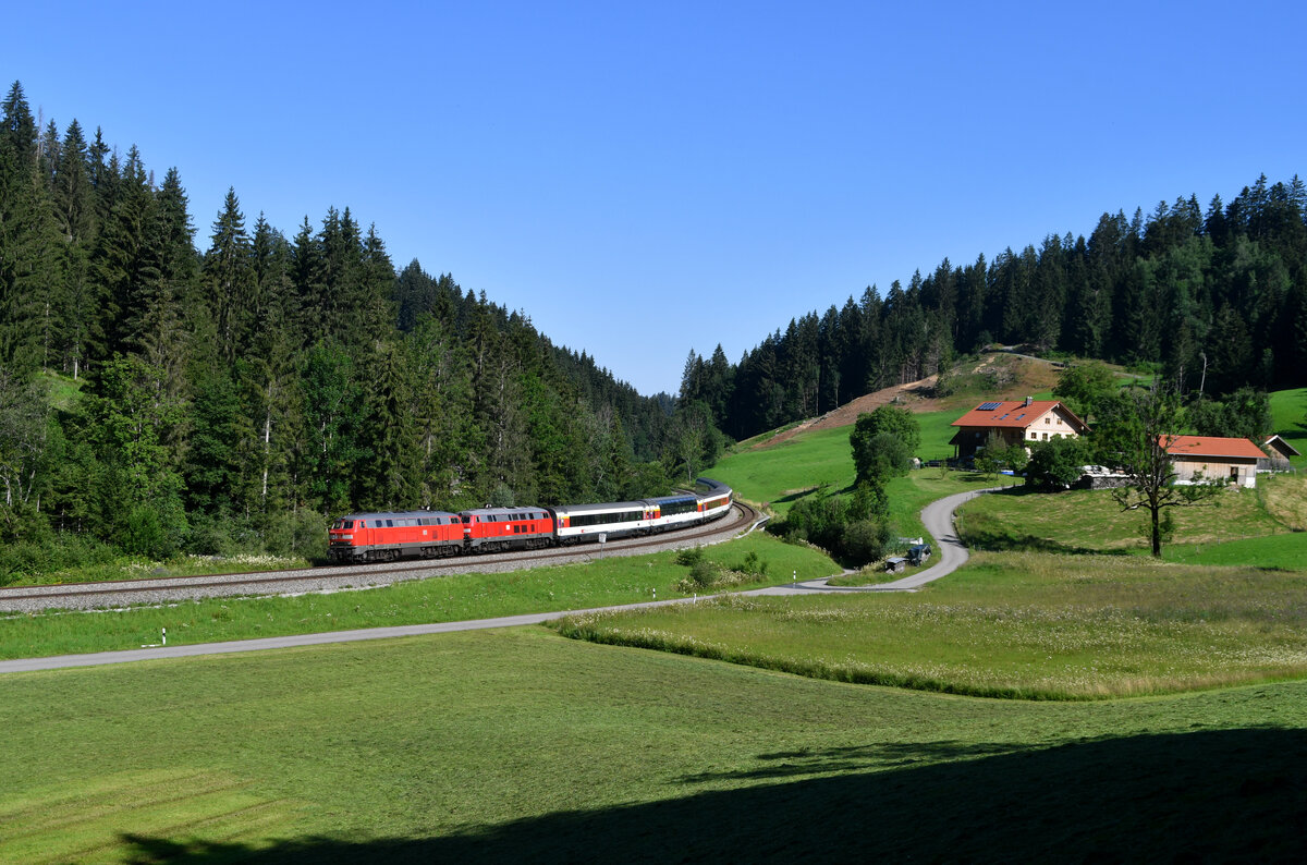 218 430 + 218 428 mit EC 191 (Basel SBB - München Hbf) am 19.07.2020 bei Oberstaufen-Zell