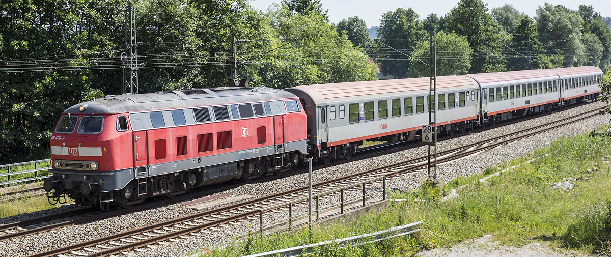 218 430-7 mit einem recht kurzen Zug aus drei ÖBB-Wagen am 10.06.2014 bei Pleinting in Richtung Straubing

Hersteller: Krupp
Fabriknummer: 5396
Abnahmedatum: 14.08.1978
Erst-Bw: Lübeck
Heimat-Bw z.Z.d. Aufnahme: Mühldorf
weitere Beheimatungen: Kempten, Trier, Chemnitz
UIC-Nr.: 92 80 1218 430-7 D-DB
Betreibernr. z.Z.d. Aufnahme: 218 430-7
Eigentümer z.Z.d. Aufnahme: DB Regio
Radsatzfolge: B'B'
Vmax (km/h): 140
Dienstmasse (t): 79
Radsatzfahrmasse max. (t): 20
LüP (mm): 16.400
