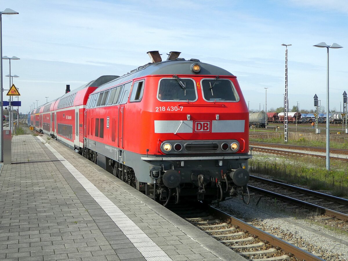 218 430 am 20.10.2022 mit einem Regionalexpress aus München bei der Einfahrt im Mühldorf.