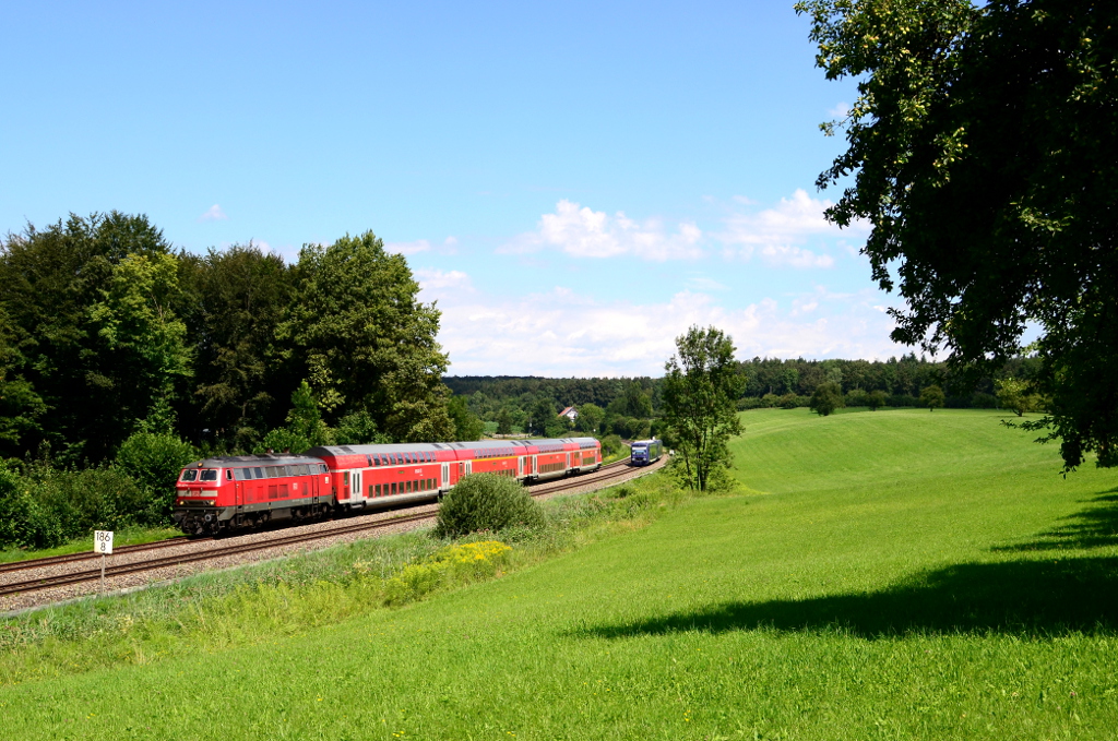 218 431 mit IRE 4225 Stuttgart Hbf - Lindau Hbf, bei Meckenbeuren. 30.07.2016
