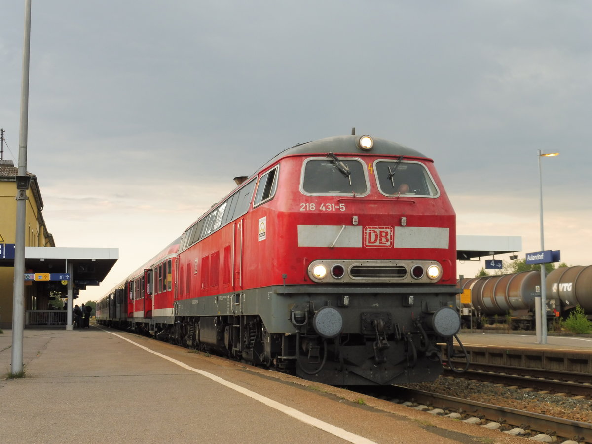 218 431 steht mit n-Wagen nach Lindau Hbf im Bahnhof Aulendorf, Juli 2018