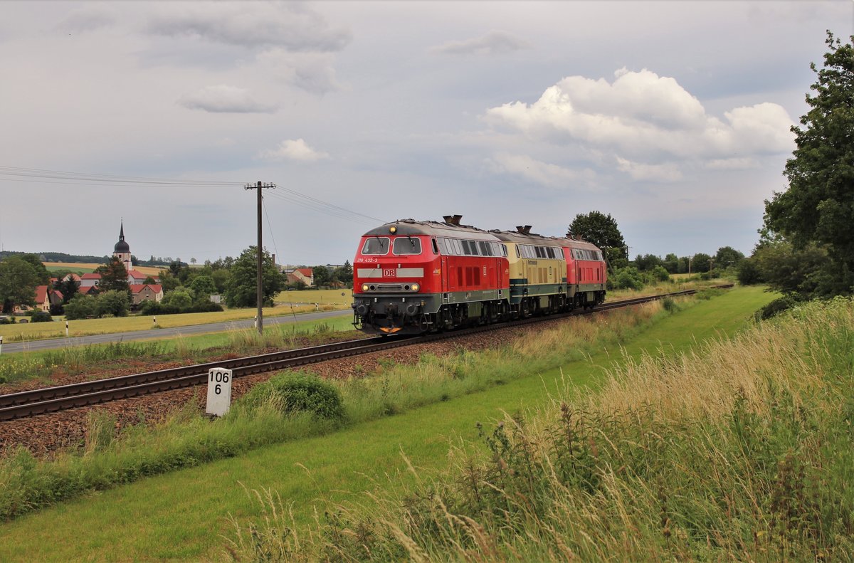 218 432-3, 218 460-4 und 218 417-4 fuhren am 10.07.20 von Halle nach Ulm. Hier ist der Zug in Dreitzsch zu sehen.