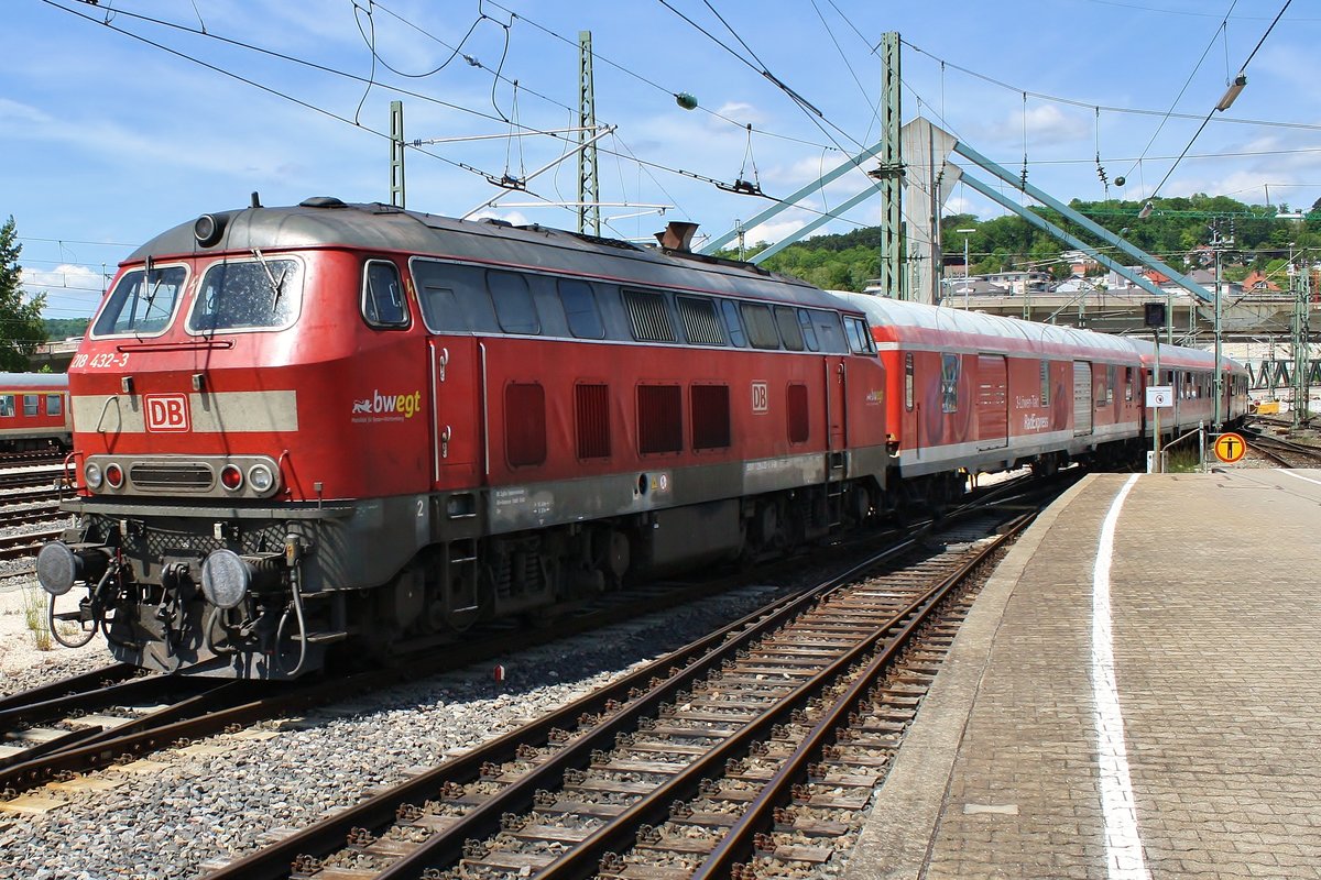 218 432-3 schiebt am 01.06.2019 den RE22318 von Ulm Hauptbahnhof nach Donaueschingen aus dem Startbahnhof. 