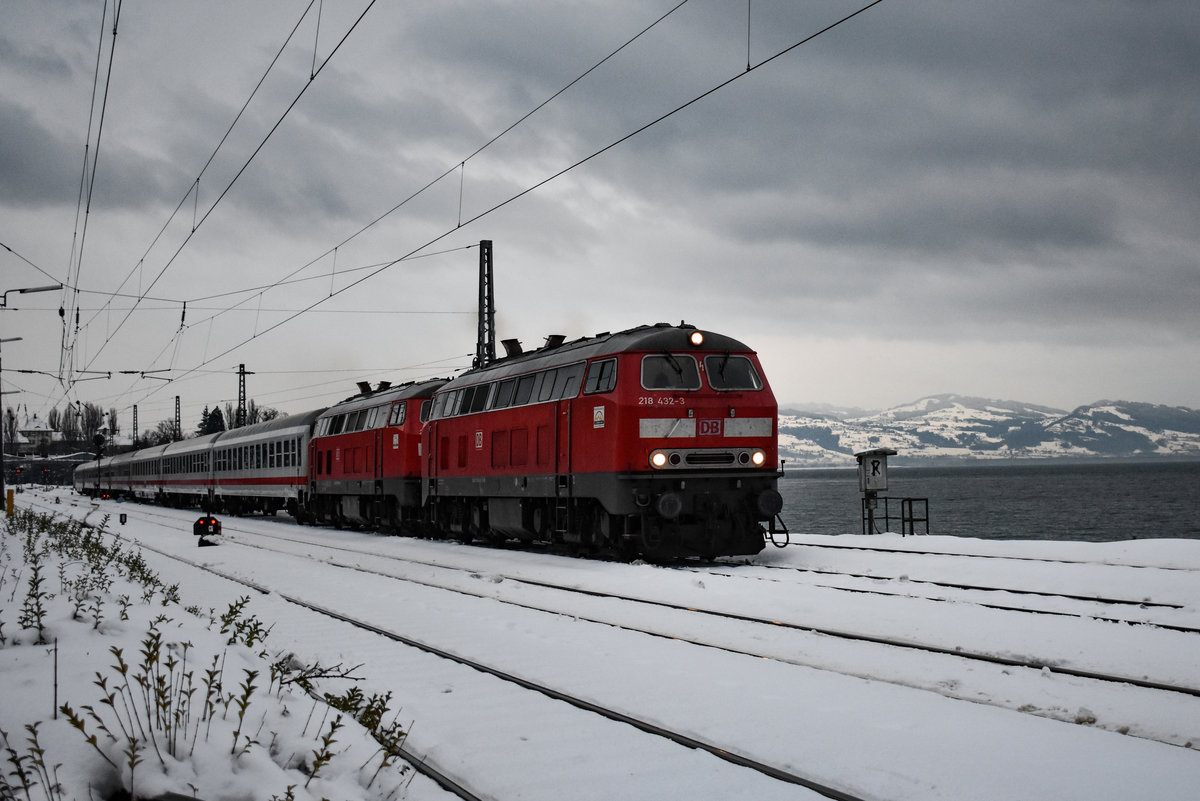 218 432+409 mit einem Ersatzpark Lr vom IC119 auf dem nach Stuttgart, Lindau Dezember 2018