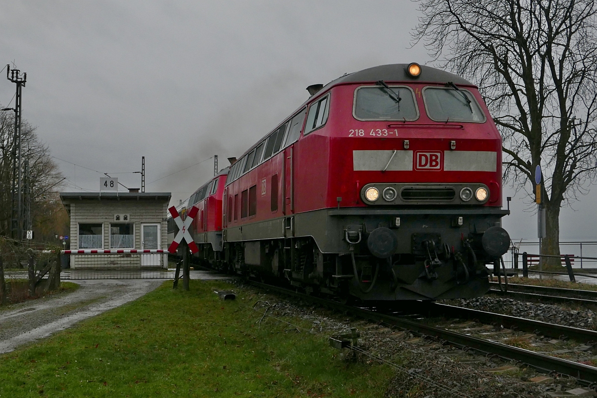 218 433-1 und 218 419-0 haben in Lindau die von Zrich kommenden Wagen des EC 195 bernommen und ziehen diese nach Mnchen. Aufnahme entstand am 20.02.2016 kurz nach der berquerung des Bodenseedamms beim Posten 48.