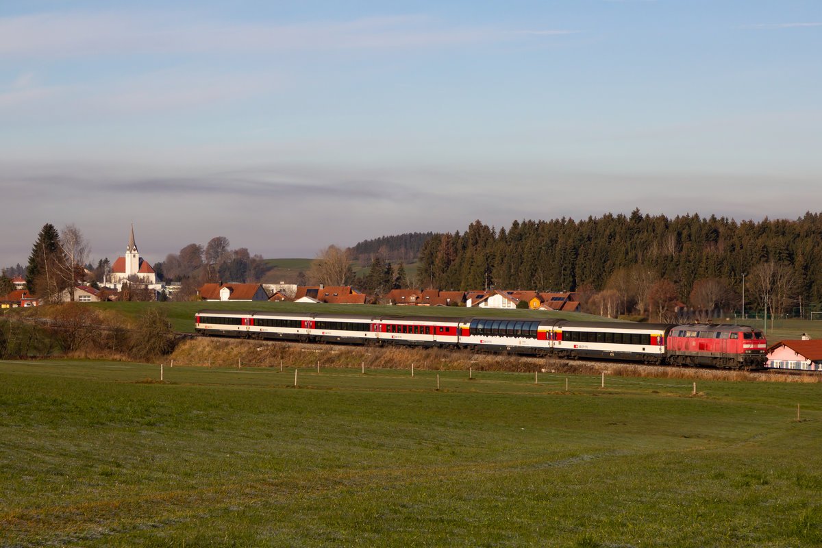 218 433-1 am EuroCiyt EC 191 bei Riedhirsch mit der Kirche von Heimenkirch im Hintergrund. 22.11.20