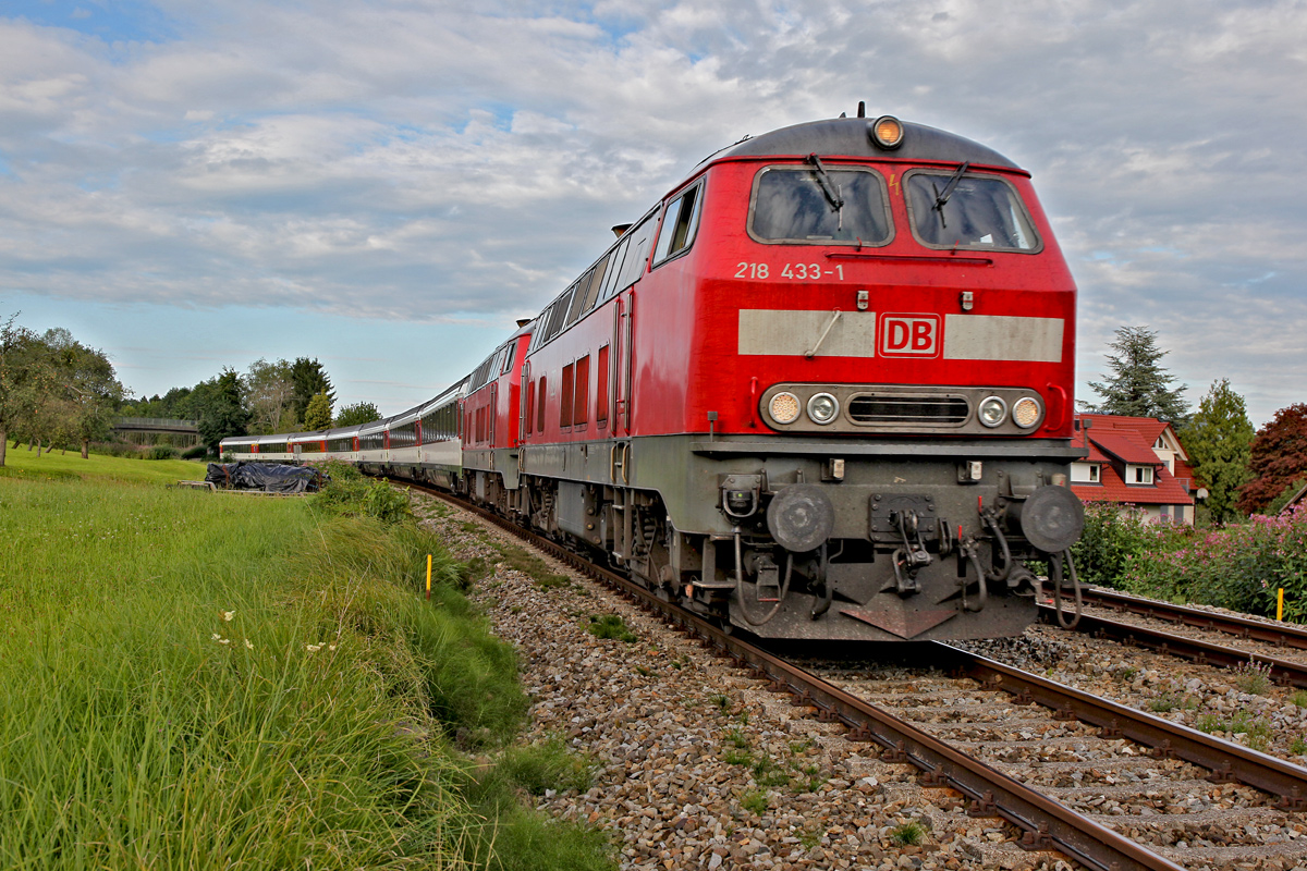 218 433-1 in Doppeltraktion mit unbekannter Schwestermaschine kommen in der Nähe von Schlachters mit dem EC 192 von München Hbf nach Zürich HB vorbei.Bild vom 8.8.2014