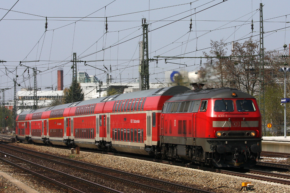 218 433-1 durcheilt mit RB 27045 nach Mühldorf München Heimeranplatz, 17.04.2010