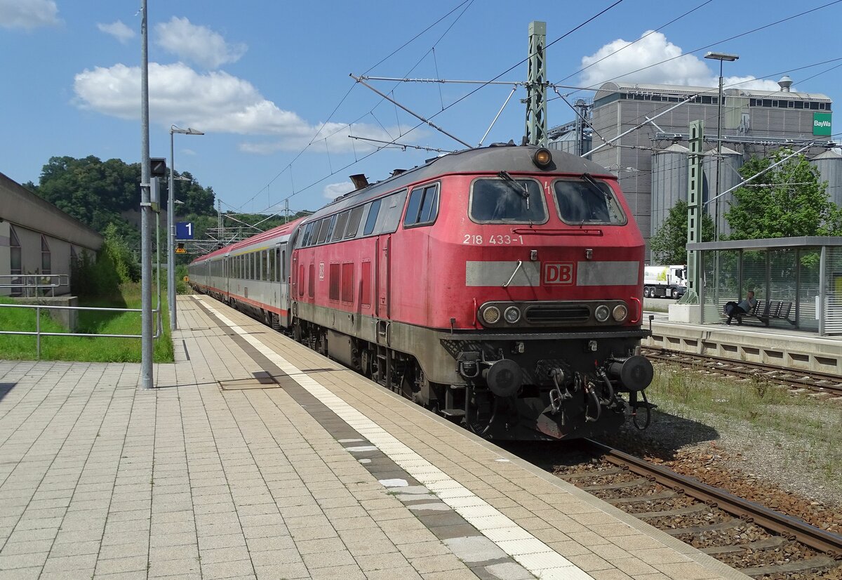 218 433 mit IC 119 am 18.07.2021 bei der Einfahrt in Biberach.