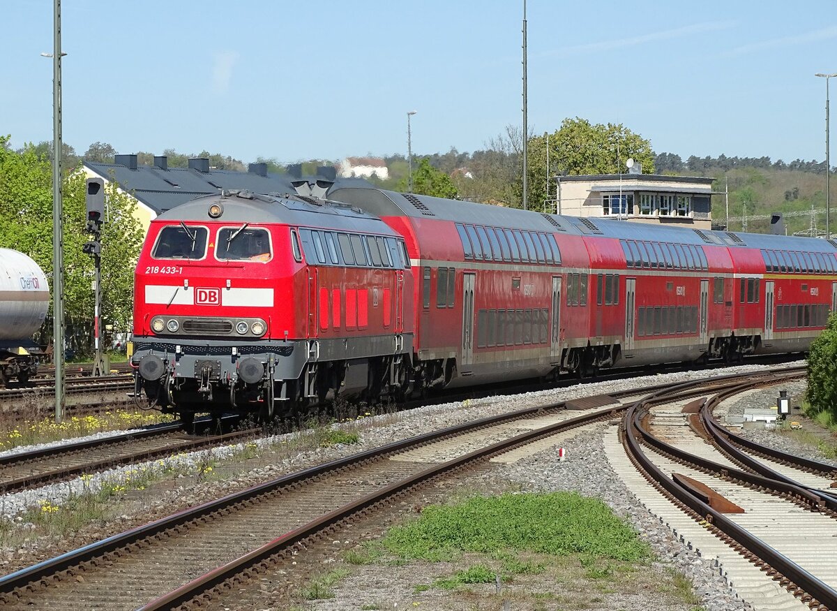 218 433 mit RE2 am 27.04.24 bei der Einfahrt aus Hof in Schwandorf.