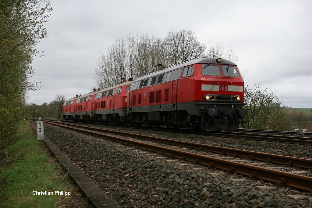 218 433	brachte am Sonntag, 28.04.2013, die Loks 218 216, 218 206 und 218 136 zur Verschrottung. Hier aufgenommen bei Schnfeld.
