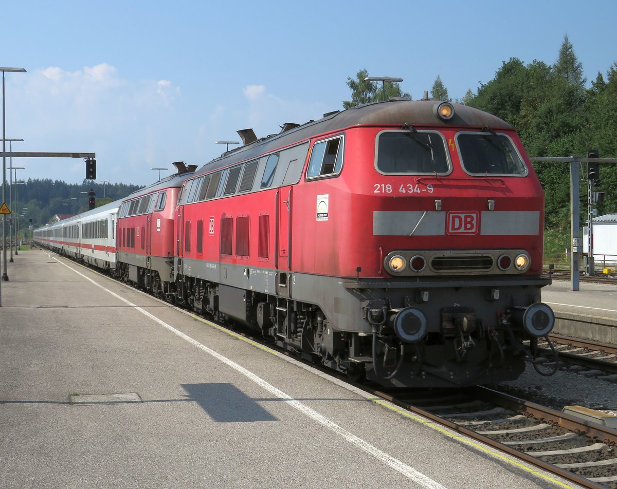 218 434 + 218 435 am 05.08.18 mit IC 2012 'Allgäu' bei der Einfahrt in den Bahnhof Kempten.