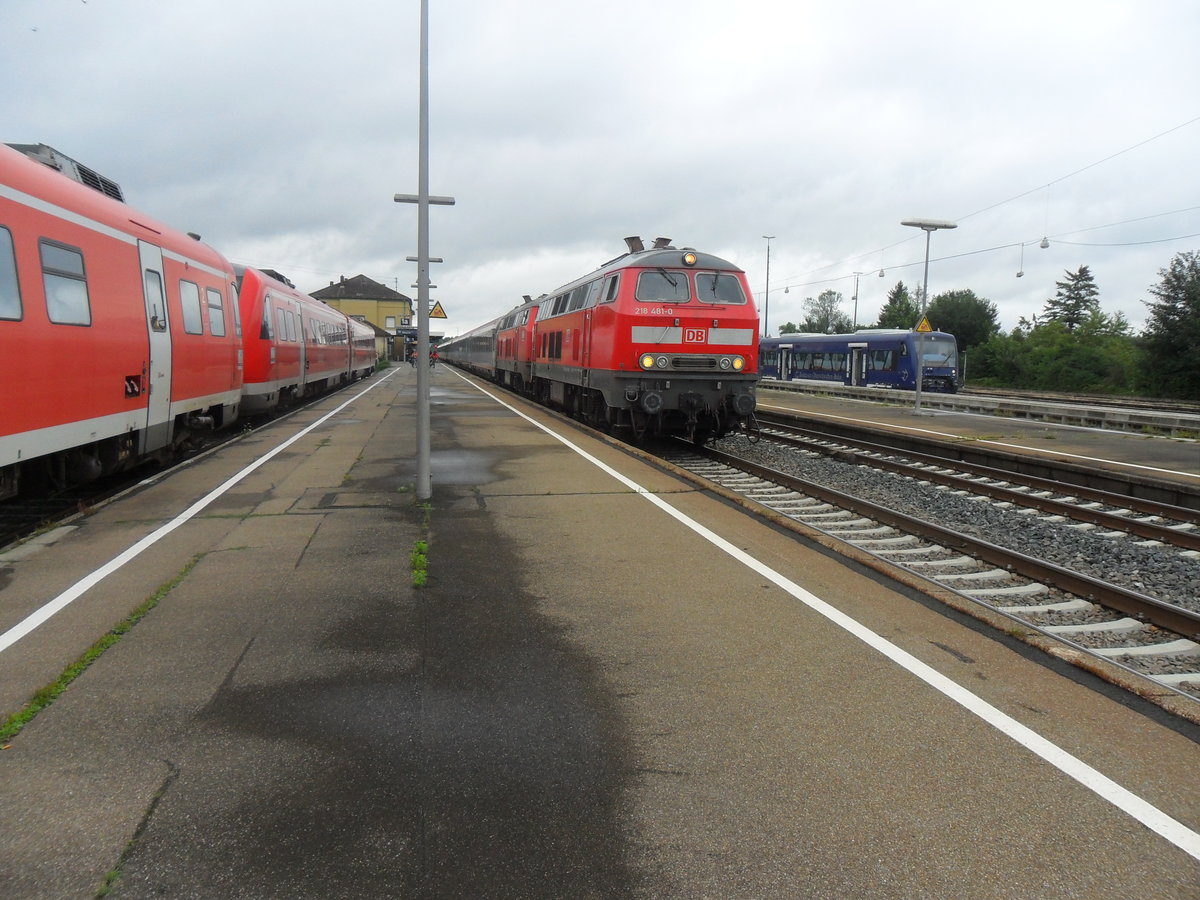 218 434 und 218 481 (mit LED Lichtern) mit dem Ic 119 (Münster (Westf) hbf - Innsbruck hbf) bei der Einfahrt in den Bahnhof Aulendorf am 31.07.16