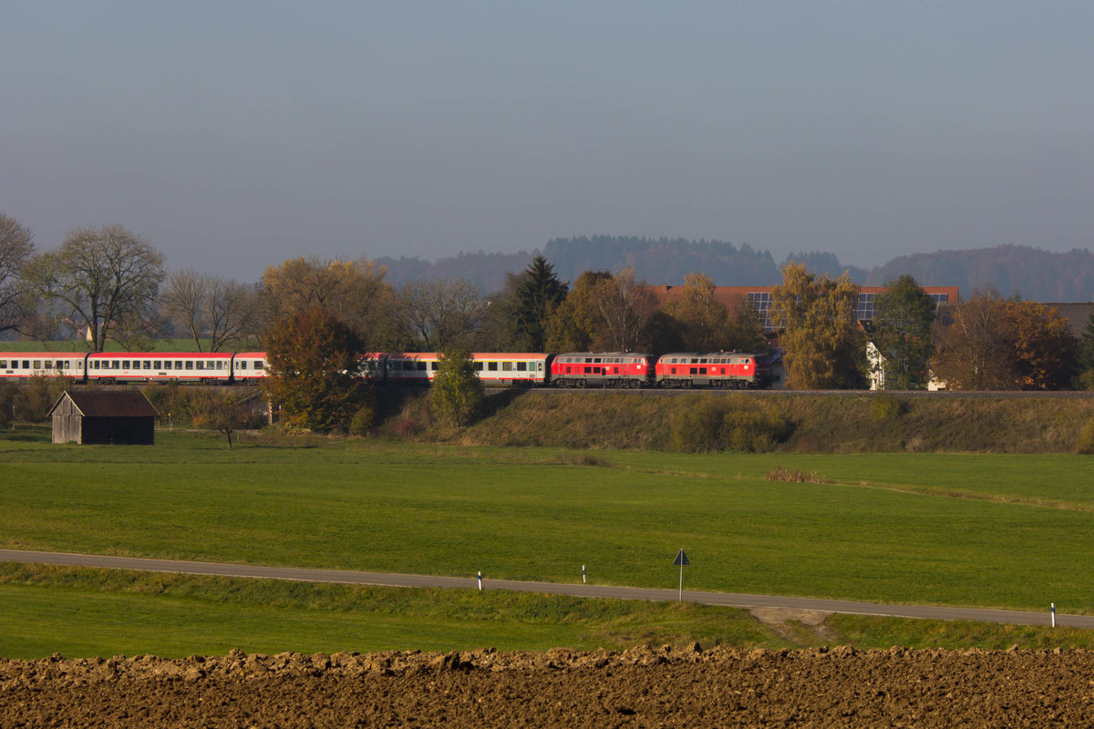 218 434-9 und 454-6 ziehen den IC 118 auf der Südbahn gen Ulm. Kurz hinter Bad Schussenried. 30.10.16