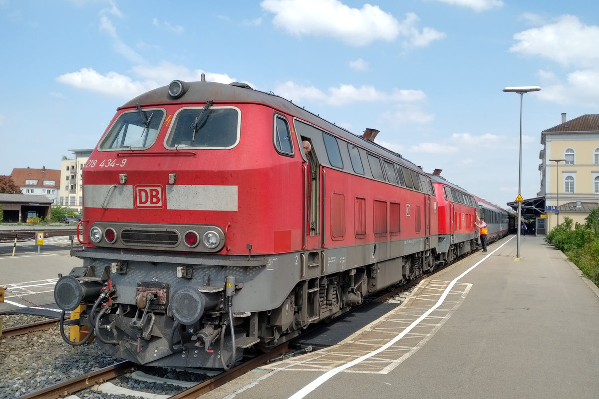 218-434 9 mit dem IC 119 von Münster nach Innsbruck am 05.05.2018 nach der pünktlich Ankunft in Friedrichshafen-Stadt. 