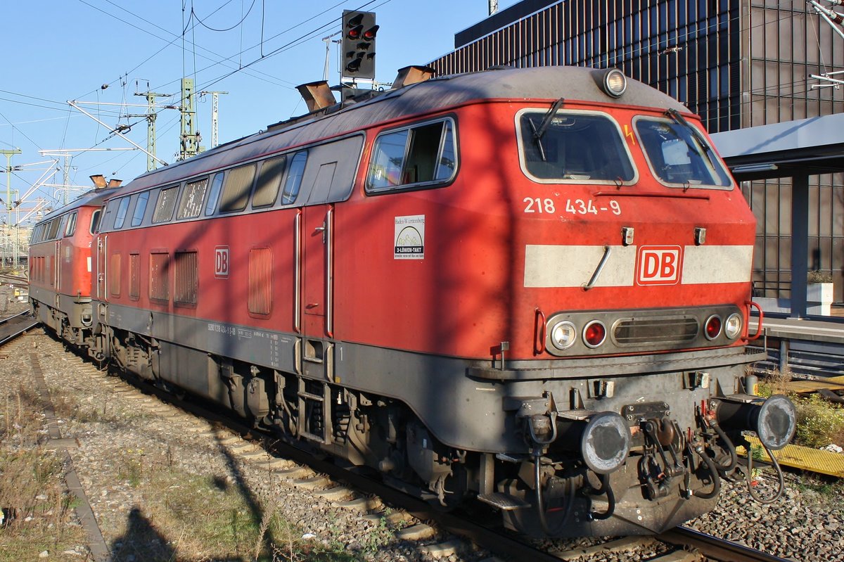 218 434-9 rangiert zusammen mit einer Schwestermaschine am 16.11.2018 im Stuttgarter Hauptbahnhof an den IC2013 von Dortmund Hauptbahnhof nach Oberstdorf. 