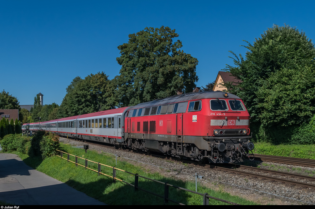 218 434 bringt am 8. August 2016 ausnahmsweise alleine den IC 119 nach Lindau. Aufgenommen bei der Abzweigung Lindau Aeschach.