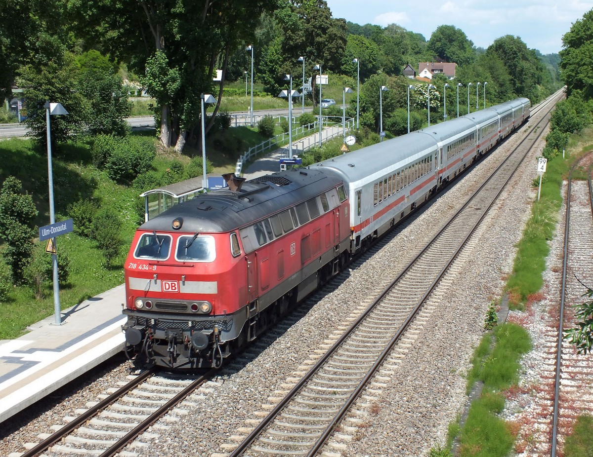 218 434 mit IC 119 am 31.05.2014 bei der Durchfahrt durch den Haltepunkt Ulm-Donautal.