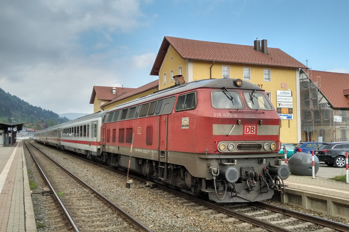 218 435-6 am 05.05.2018 mit dem IC 2084 Oberstdorf - Augsburg mit Kurswagen nach Hamburg-Altona kurz vor der Abfahrt um 10:27 Uhr in Immenstadt. 