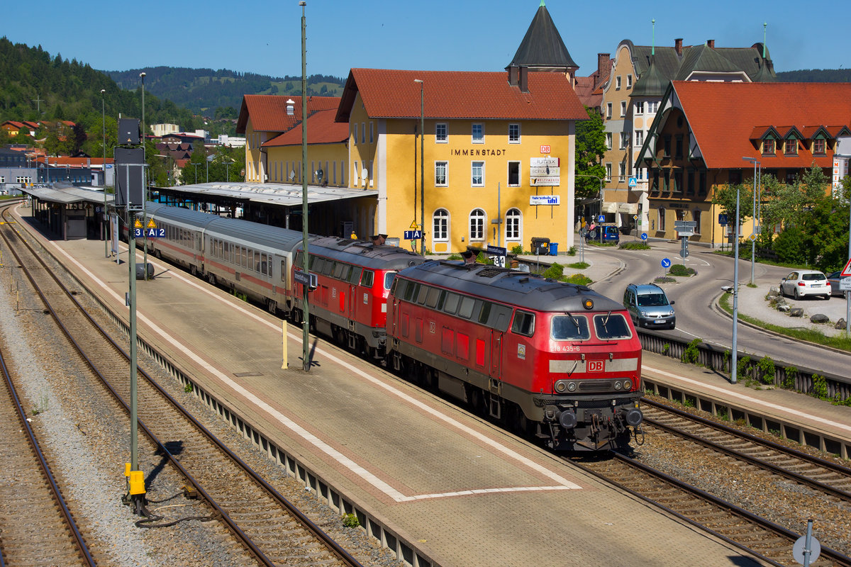 218 435-6 bei der Ausfahrt aus dem Bahnhof Immenstadt (Allgäu) in Richtung Augsburg. 27.5.17