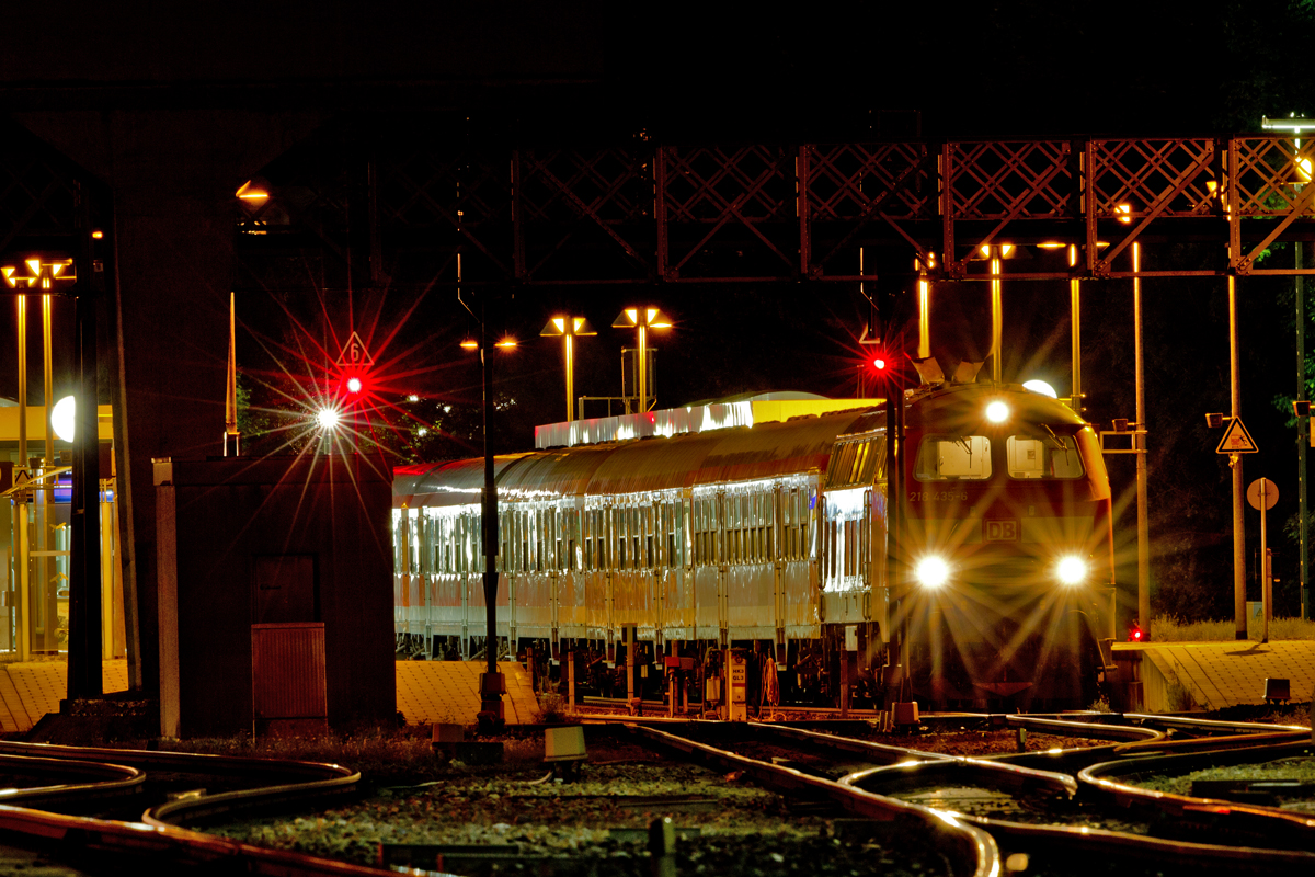218 435-6 kommt nachts des 18.8.2014 mit dem letzten Re im Bahnhof Memmingen an auf Gleis 4