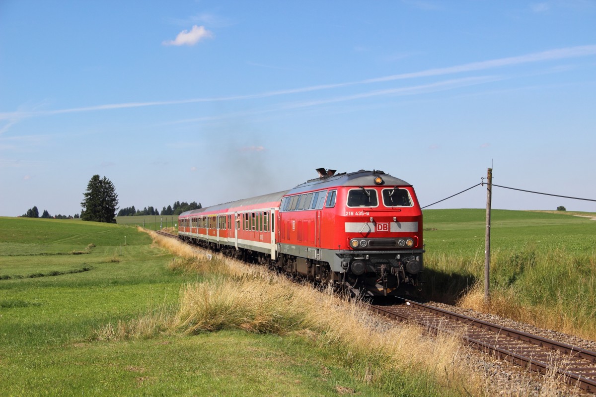 218 435-6 mit dem RE 57510 (München - Füssen) bei Seeg am 16.08.13