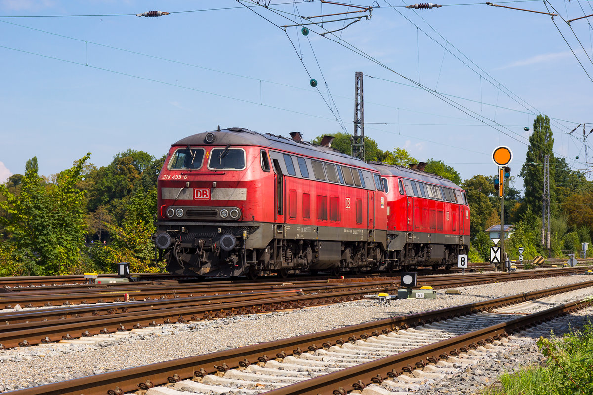 218 435-6 mit ihrer Schwester beim Umsetzen auf dem Bahndamm Lindau. 17.8.18
