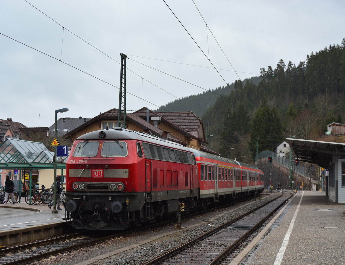 218 435-6 steht mit 3 n-Wagen als RB nach Villingen in Neustadt bereit. 

Neustadt 28.03.2018