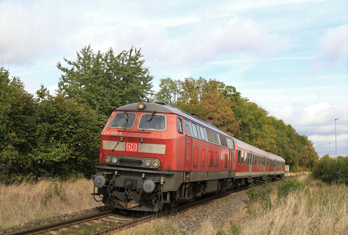 218 435 mit einem IRE von Aalen nach Ulm Hbf am 4.10.2018 bei Langenau(Wrtt).