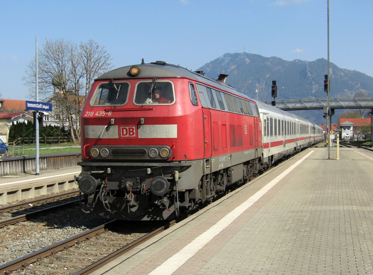 218 435 mit IC 'Nebelhorn' am 08.04.17 bei der Einfahrt in den Bahnhof Immenstadt.
