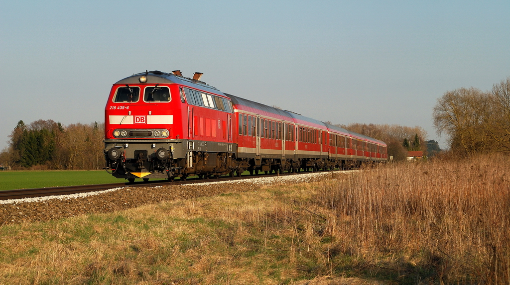 218 435 mit RE 57414 vor Türkheim (28.03.2014)
