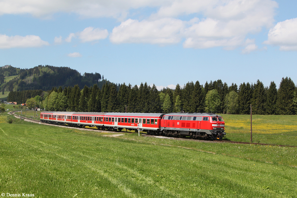 218 435 mit RE 57506 am 18.05.2014 bei Hopferau.