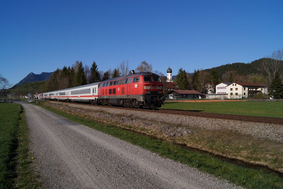218 435 zog am 9.4.2017 den Ersatzzug für IC 2013 durch Altstädten im Allgäu. Der Zug kam von Hannover und verkehrte ab Ulm als Regionalexpress, welcher planmäßig mit der Baureihe 218 bespannt war.