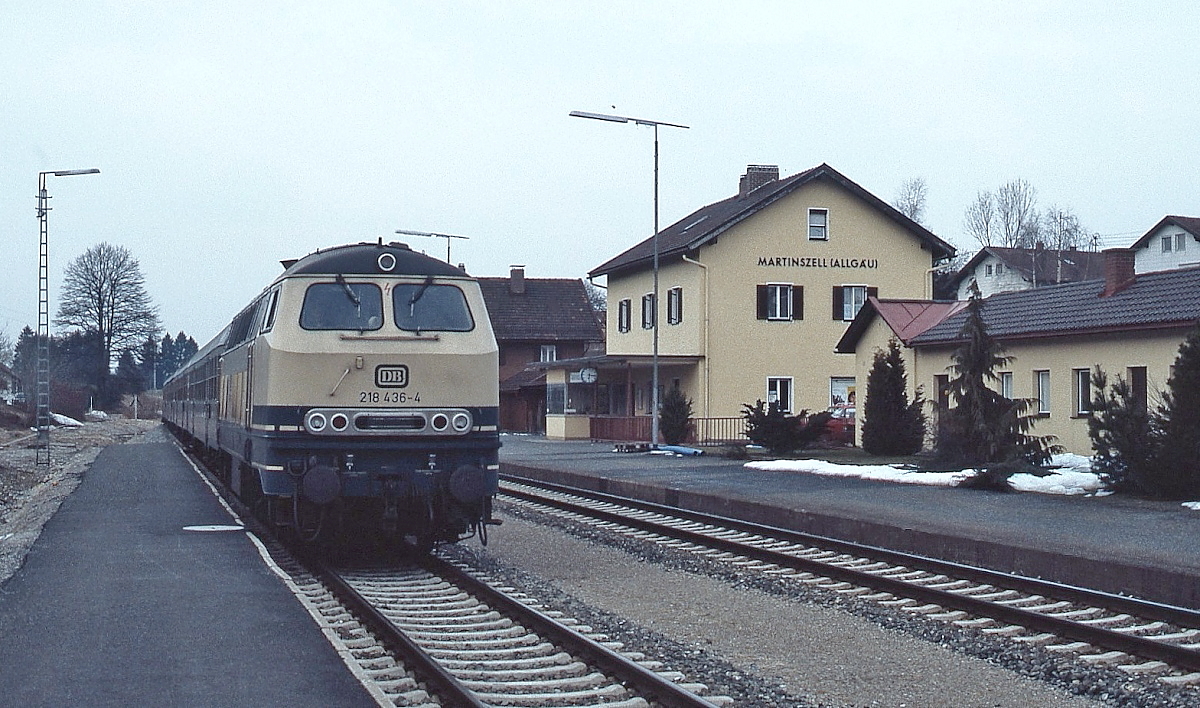 218 436-4 fährt Anfang April 1989 in Martinszell (Allgäu) ein