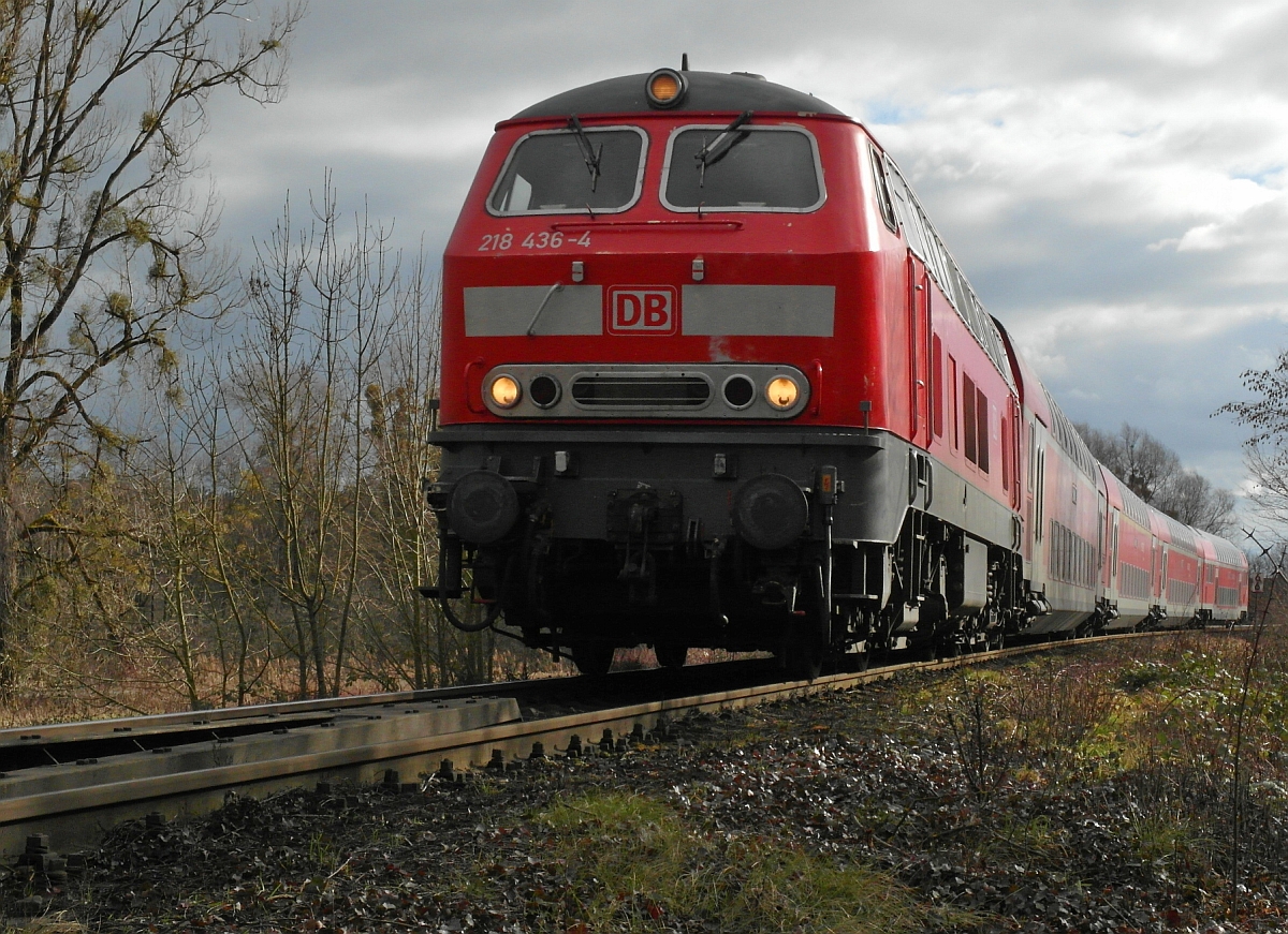 218 436-4 in der Nhe von Eriskirch mit dem in Lindau gestarteten IRE 4230 nach Stuttgart. Foto wurde am 26.01.2014 vom Fuweg an der Eisenbahnbrcke ber die Schussen gemacht.