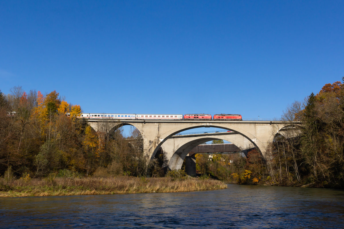 218 436 und 498 mit dem EC 191 auf der Illerbrücke in Kempten. 31.10.20