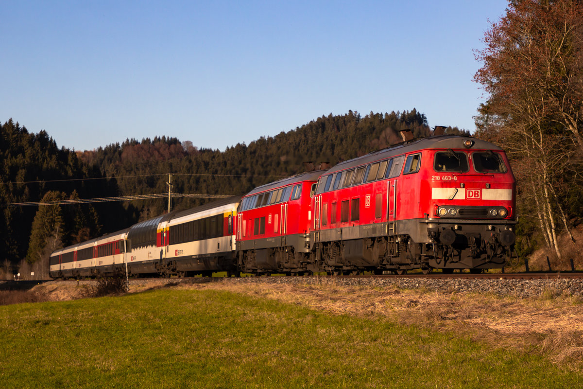 218 436-8 und 452-1 am EuroCity EC 195 bei Buflings kur vor Oberstaufen. 7.11.20