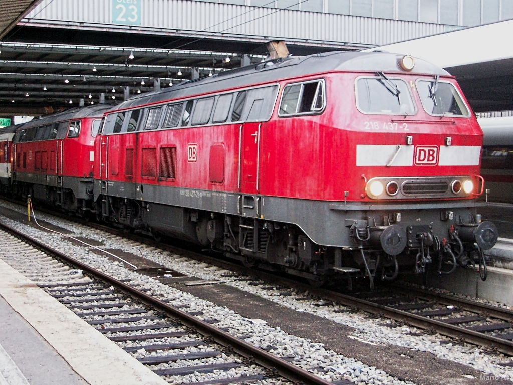 218 437 ( inzwischen verschrottet) und 218 445 warten am 2.2.13 gemeinsam auf die Abfahrt mit dem EC196 nach Zürich. Aufgenommen in München Hbf.