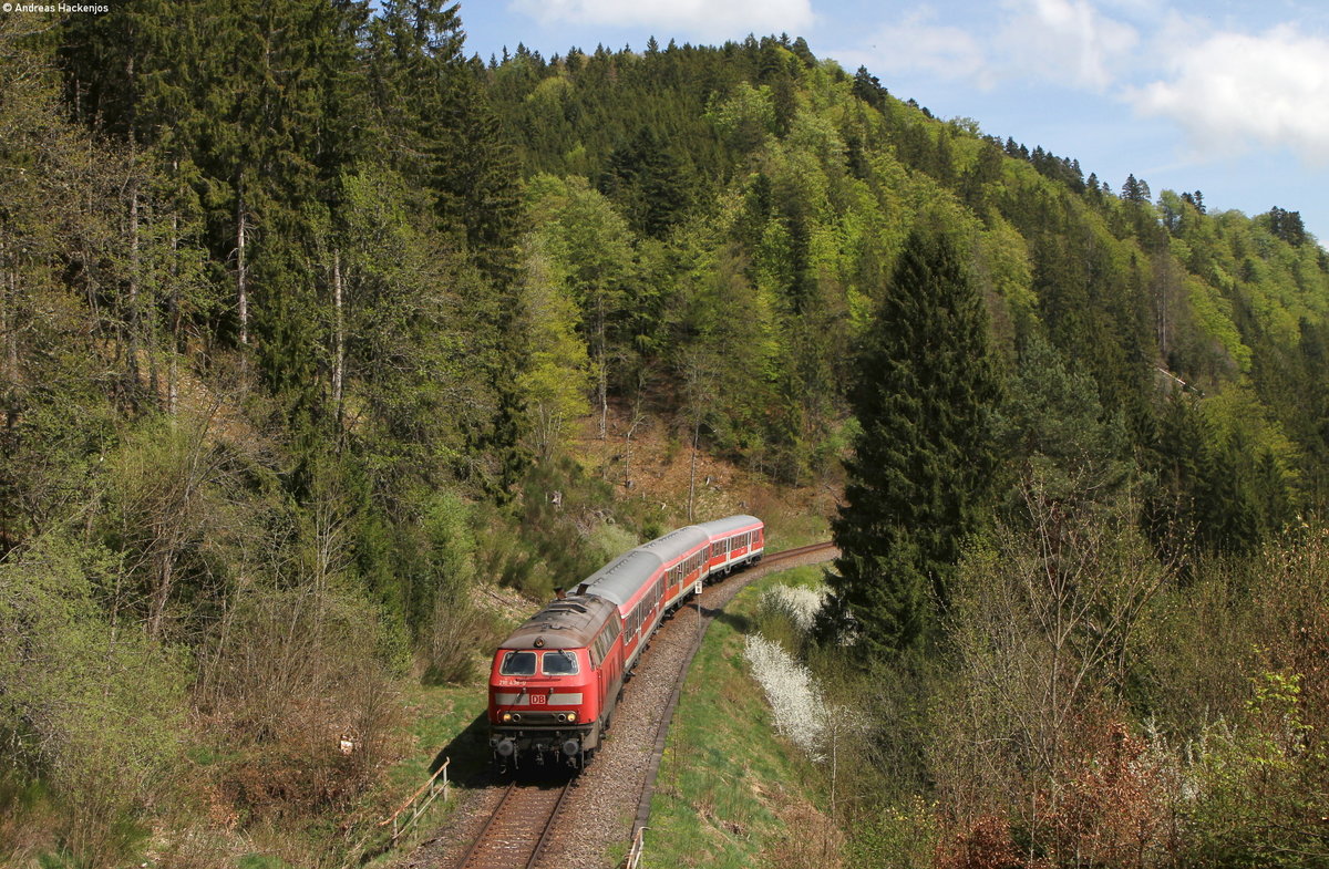 218 438-0 mit dem RE 26389 (Villingen(Schwarzw)-Neustadt(Schwarzw)) bei Rötenbach 25.4.18