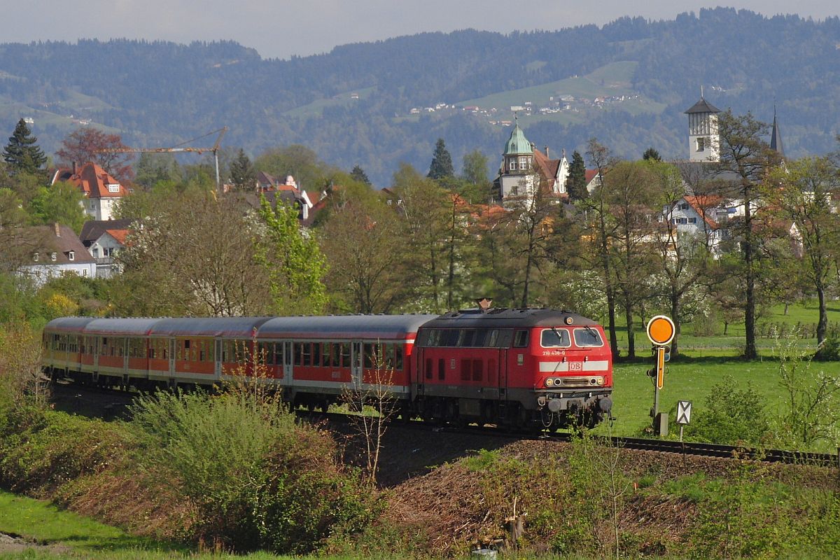 218 438-0 mit IRE 4212 von Lindau nach Ulm hat am 17.04.2011 kurz vorher den Haltepunkt Lindau-Aeschach passiert. Obwohl die Lichtverhltnisse auf den Zug bezogen nicht optimal sind, habe ich mich entschlossen, dieses Bild zu verffentlichen.