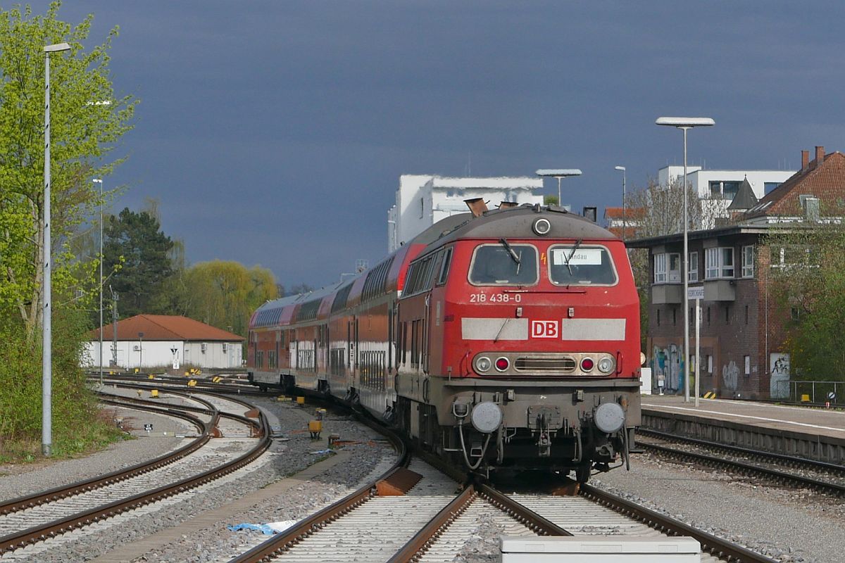 218 438-0 mit den Wagen des RE 4223, Stuttgart - Lindau (Insel) am 16.04.2018 in Friedrichshafen