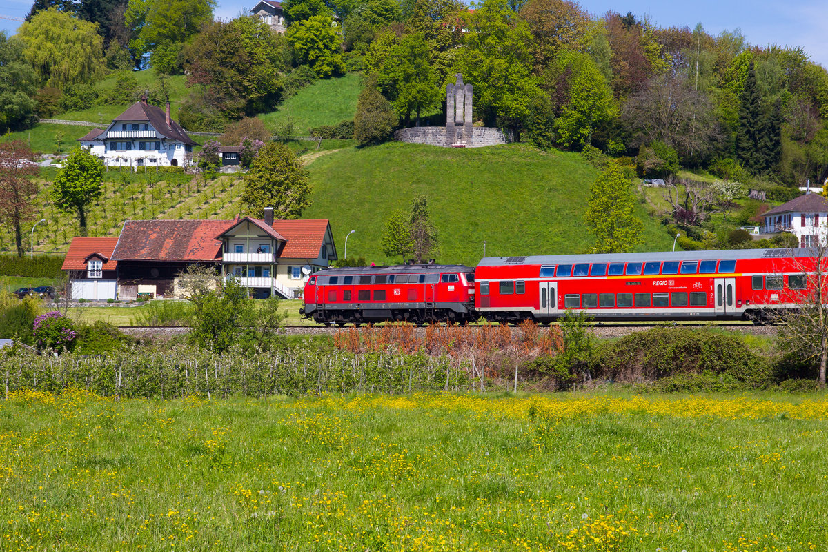 218 438-4 zieht ihren IRE von Lindau auf der Gürtelbahn nach Friedrichshafen. 30.4.17