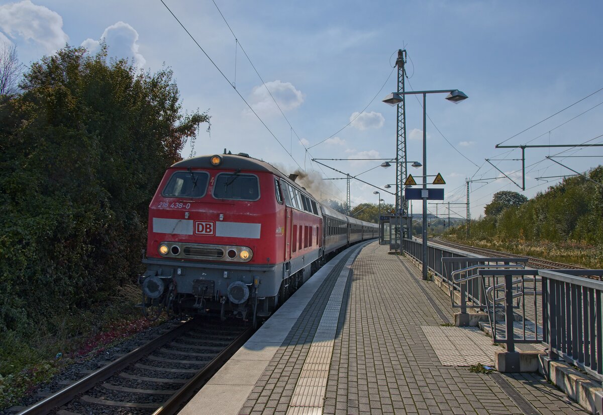 218 438 zieht den Sonderzug Müller-Touren 1842 Richtung Sande durch den Bahnhof Lünen-Preußen (30.09.2022)