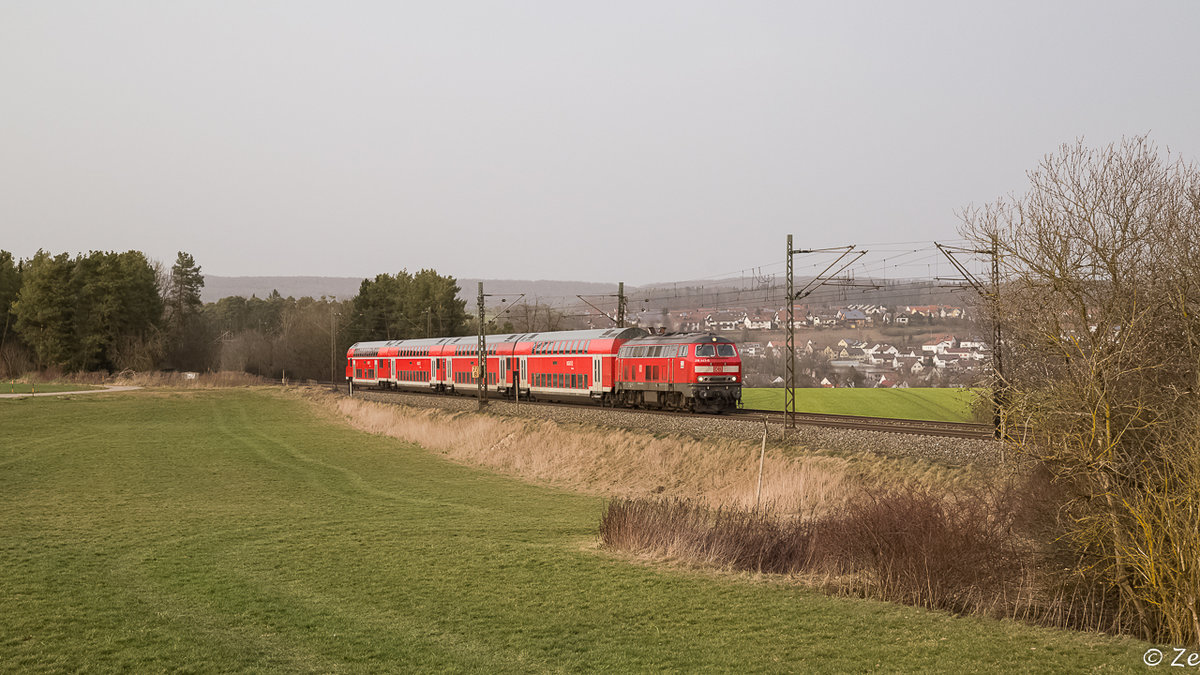218 443-0 mit IRE 4231 auf dem Weg von Stuttgart Hbf nach Lindau Hbf. Normalerweise übernimmt auf dem Abschnitt Stuttgart-Ulm eine Lok der BR 146 den Zug, an diesem Tag im Februar 2016 kam jedoch die Diesellok auf dem gesamten Laufweg zum Einsatz.