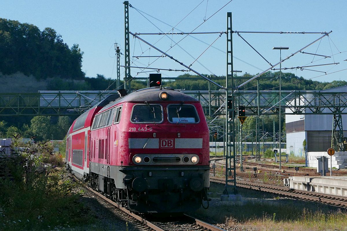 218 443-0 mit den Wagen des RE 4225 von Stuttgart nach Lindau am 30.07.2020 bei der Einfahrt in den Bahnhof von Biberach (Riß).